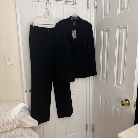 Ann Taylor Pants - Ann Taylor Black pinstripe Women's Pantsuit - Classic Blazer & Trousers